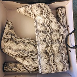 FASHION NOVA BOOTIES- size 6